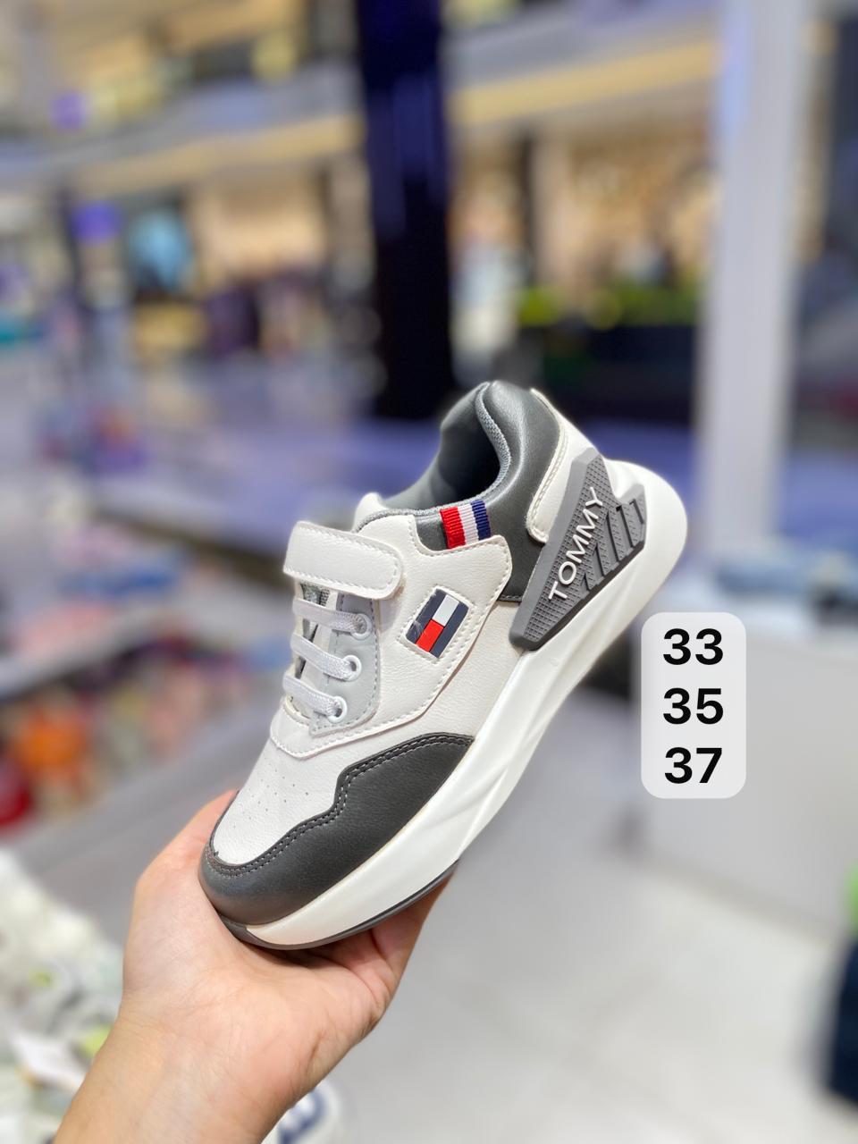 حذاء رياضي ولادي